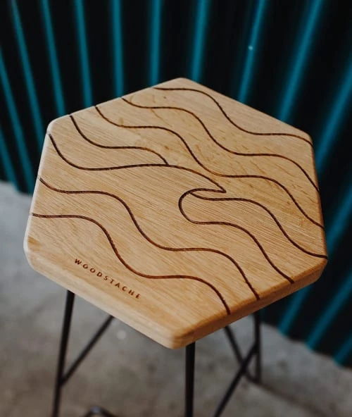 Woodstache Chaises Et Tabourets De Bar Tabouret Bar En Chêne Massif Gravure Wave H79 Cm 4 Woodstache Chaises Et Tabourets De Bar Tabouret Bar En Chêne Massif Gravure Wave H79 Cm – Image 2