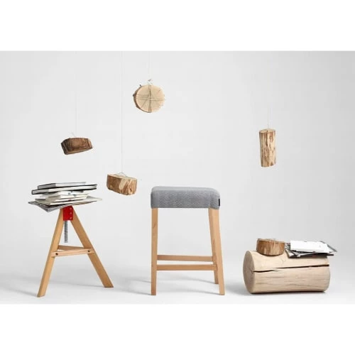 Custom Form Chaises Et Tabourets De Bar Tabouret Tissu Rembourrée Gris Pieds Bois Massif Clair 4 Custom Form Chaises Et Tabourets De Bar Tabouret Tissu Rembourrée Gris Pieds Bois Massif Clair – Image 2